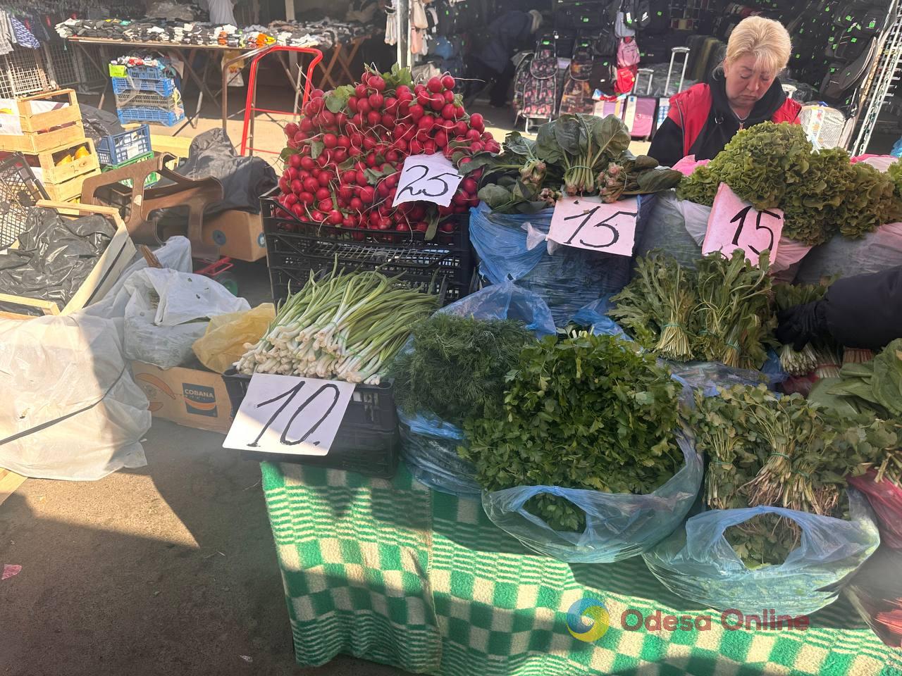 Синий лук, клубника и свинина: субботние цены на одесском «Привозе»