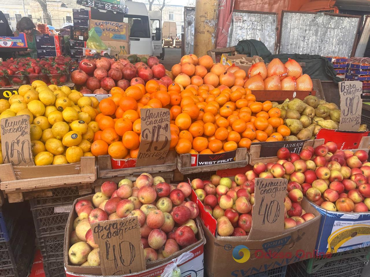 Синий лук, клубника и свинина: субботние цены на одесском «Привозе»