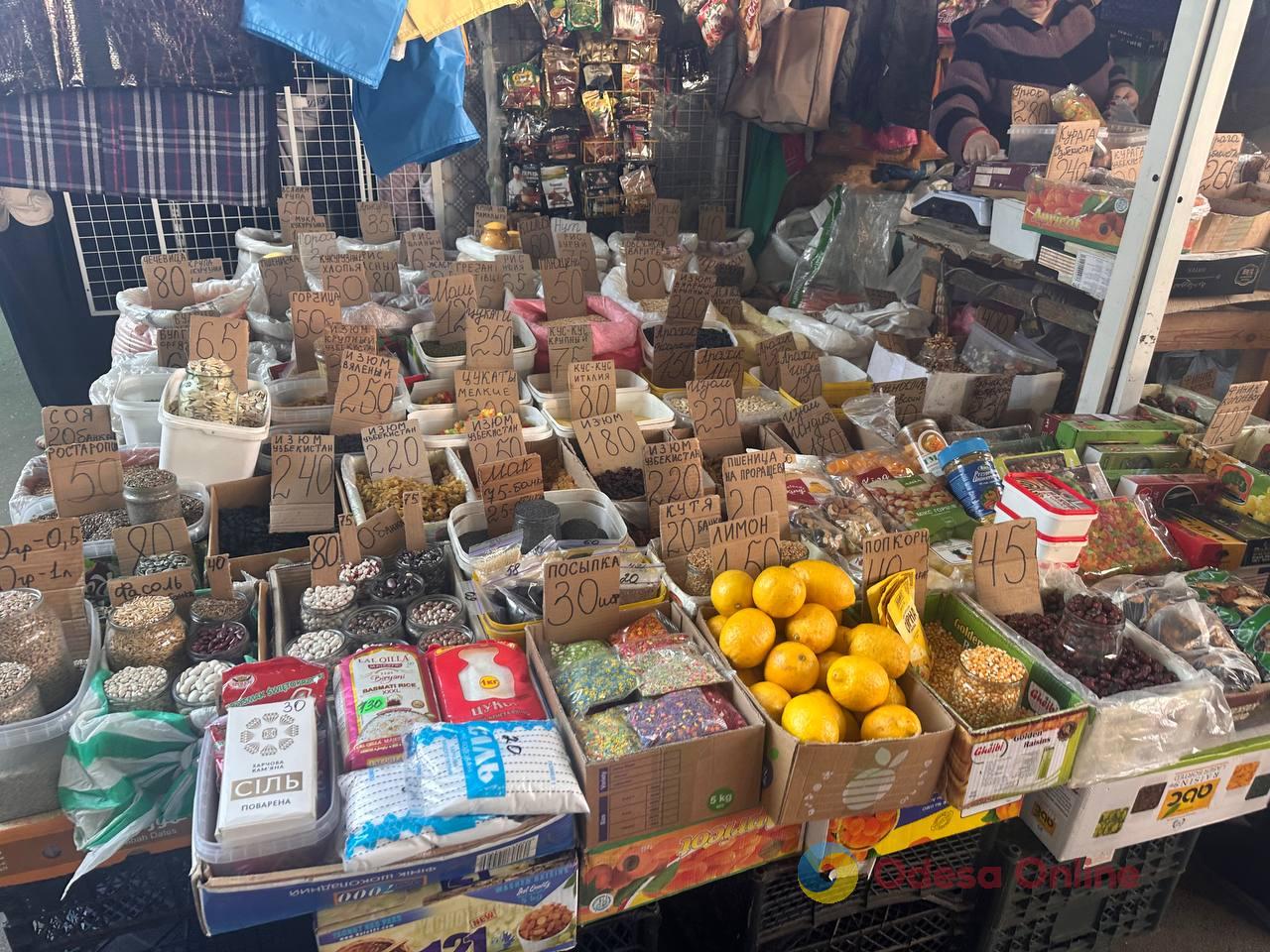 Синий лук, клубника и свинина: субботние цены на одесском «Привозе»