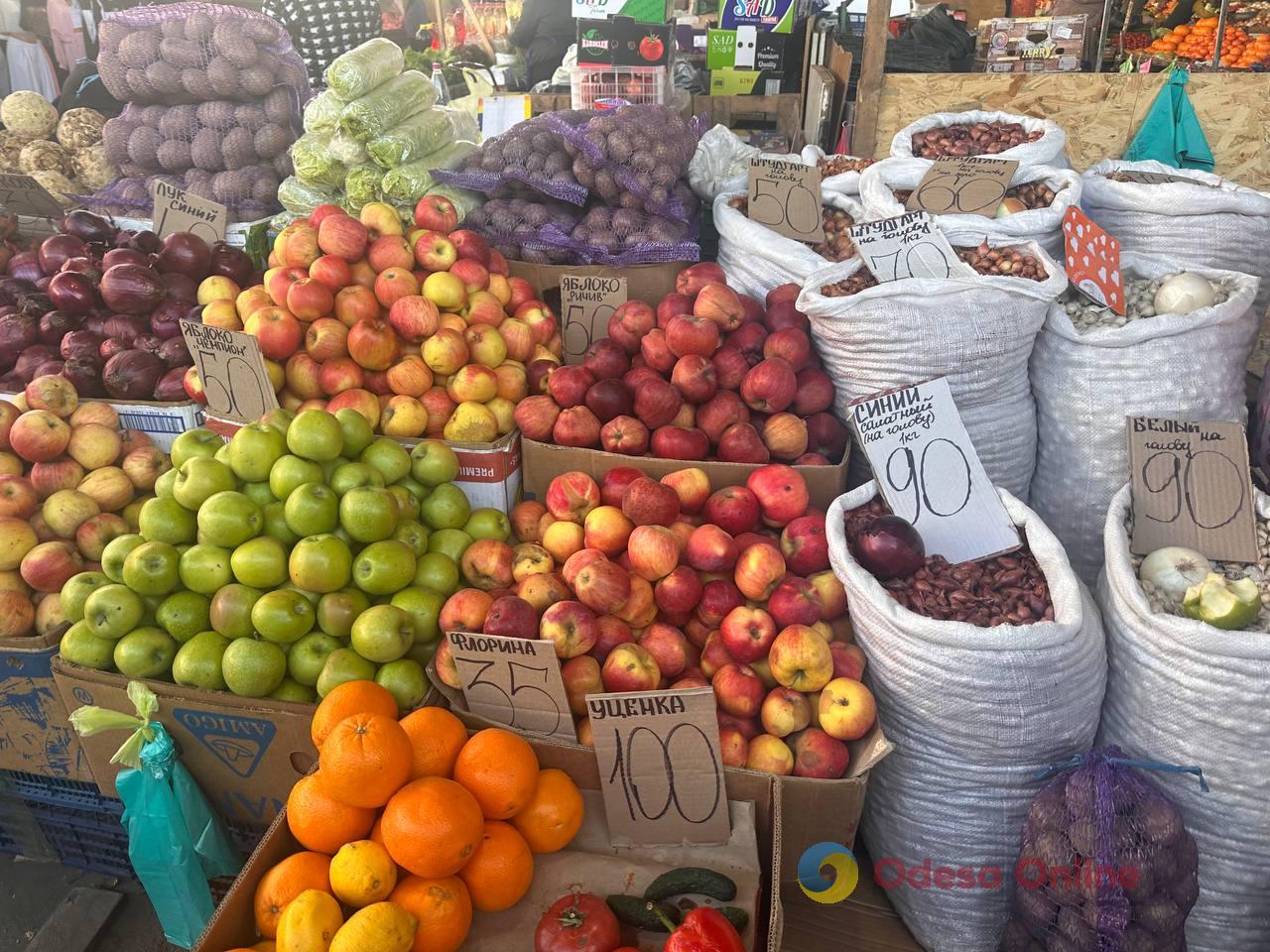 Синий лук, клубника и свинина: субботние цены на одесском «Привозе»