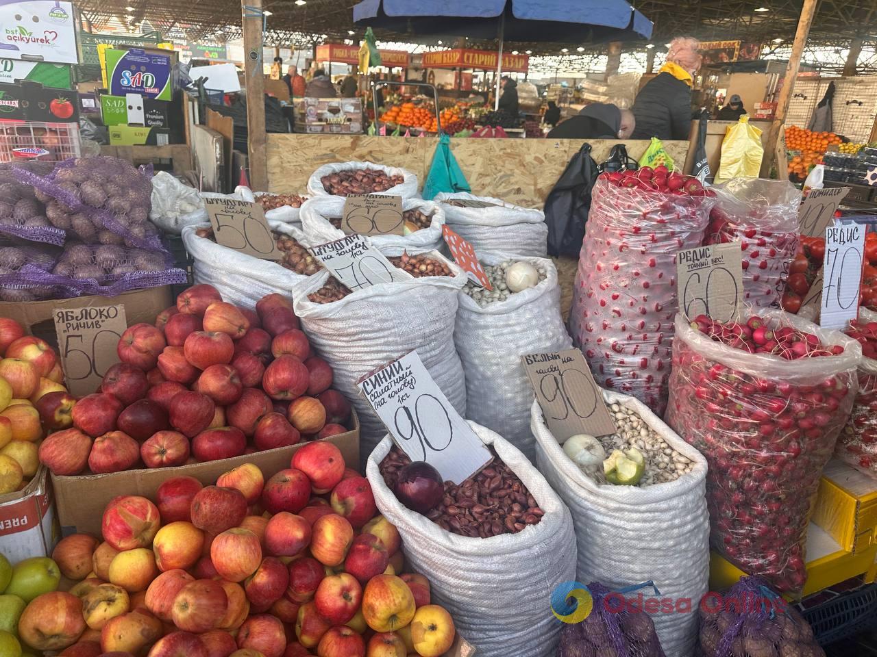 Синий лук, клубника и свинина: субботние цены на одесском «Привозе»