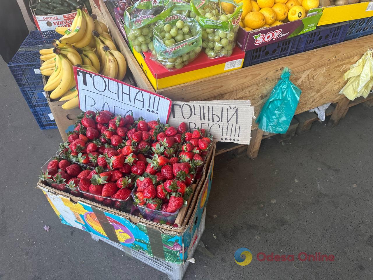 Синий лук, клубника и свинина: субботние цены на одесском «Привозе»