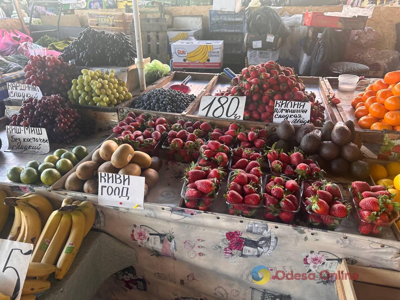 Синий лук, клубника и свинина: субботние цены на одесском «Привозе»