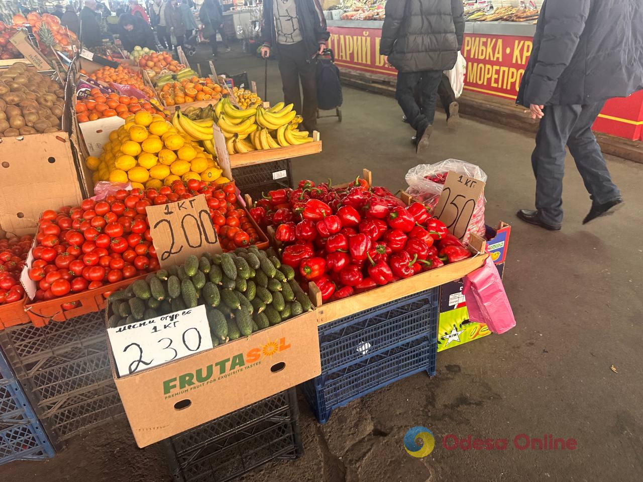 Синий лук, клубника и свинина: субботние цены на одесском «Привозе»