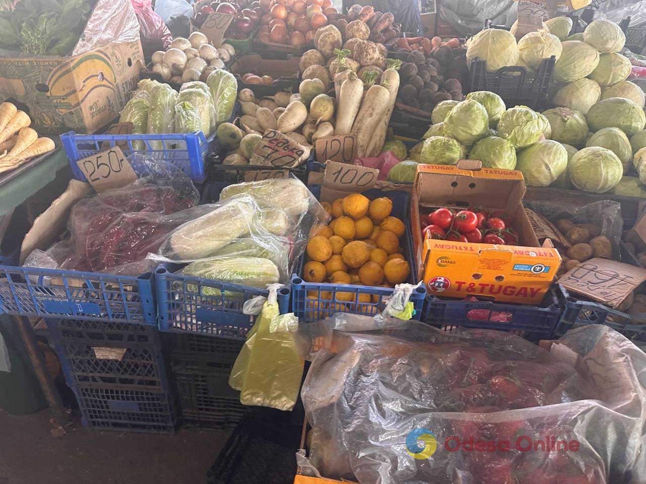 Синий лук, клубника и свинина: субботние цены на одесском «Привозе»