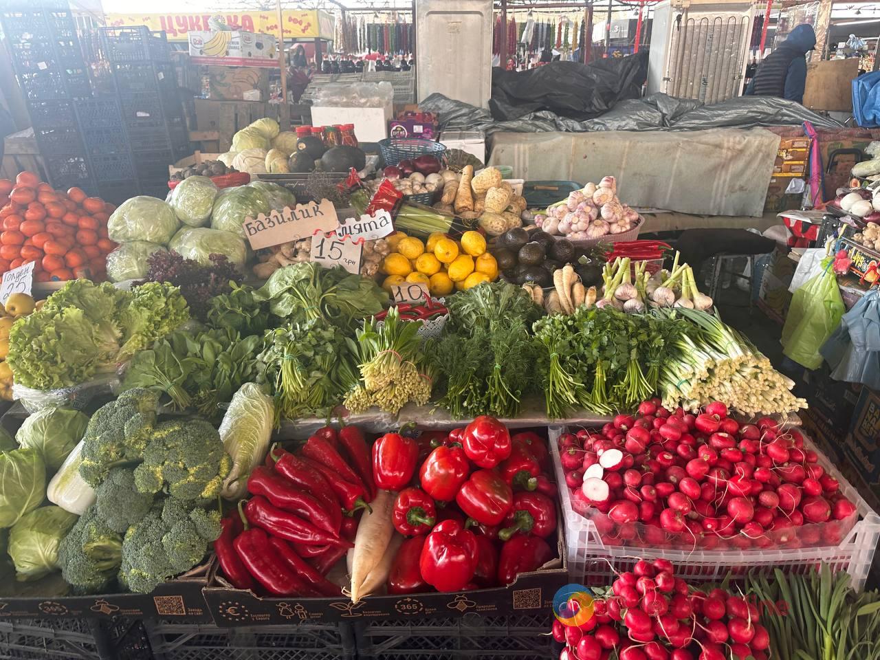 Синий лук, клубника и свинина: субботние цены на одесском «Привозе»