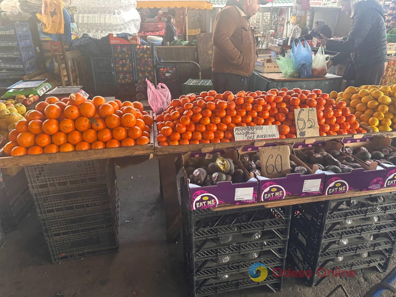 Синий лук, клубника и свинина: субботние цены на одесском «Привозе»