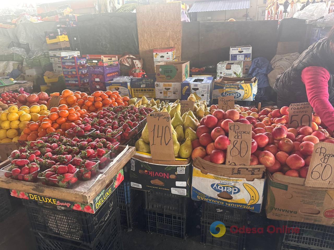 Синий лук, клубника и свинина: субботние цены на одесском «Привозе»