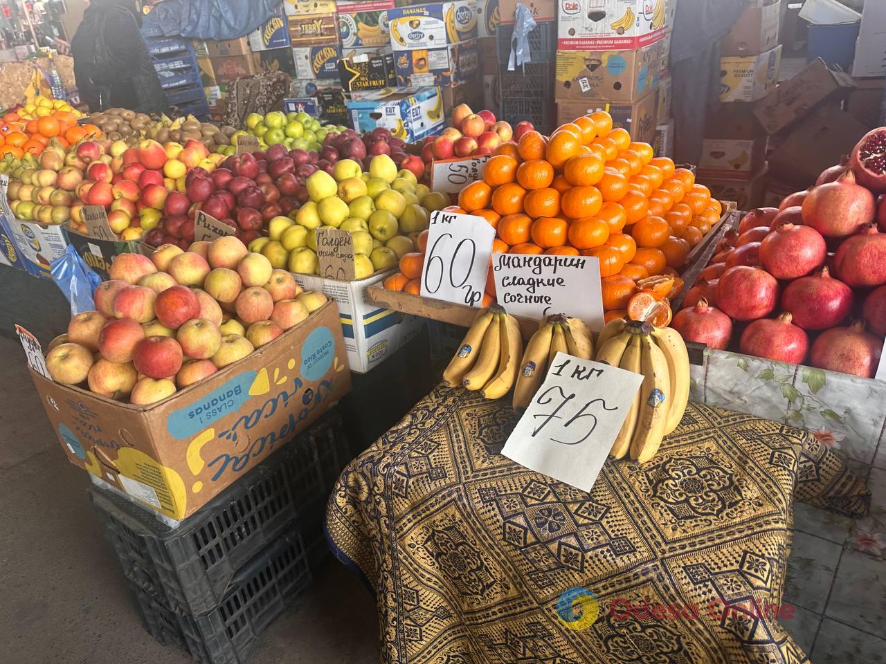 Синий лук, клубника и свинина: субботние цены на одесском «Привозе»