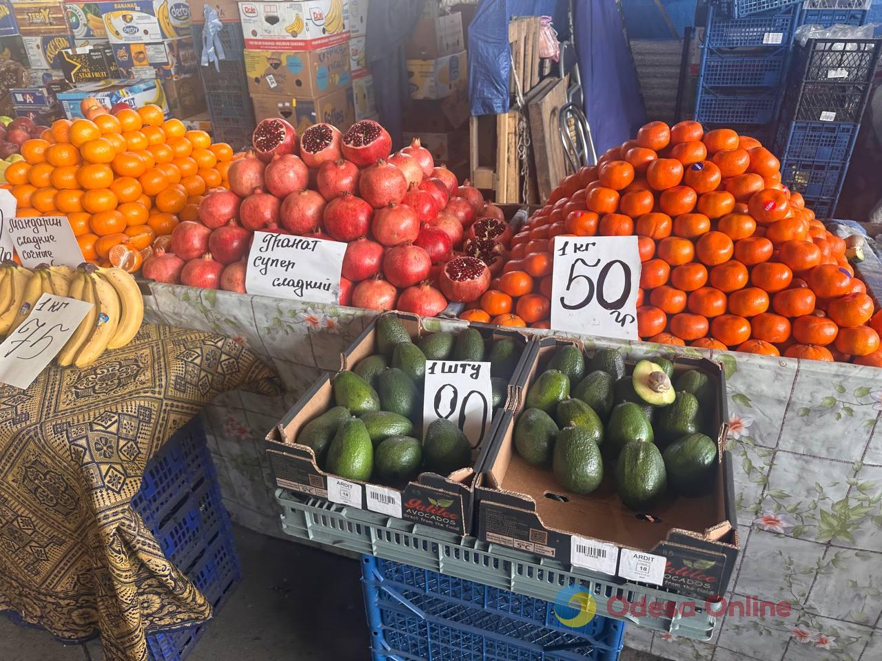 Синий лук, клубника и свинина: субботние цены на одесском «Привозе»