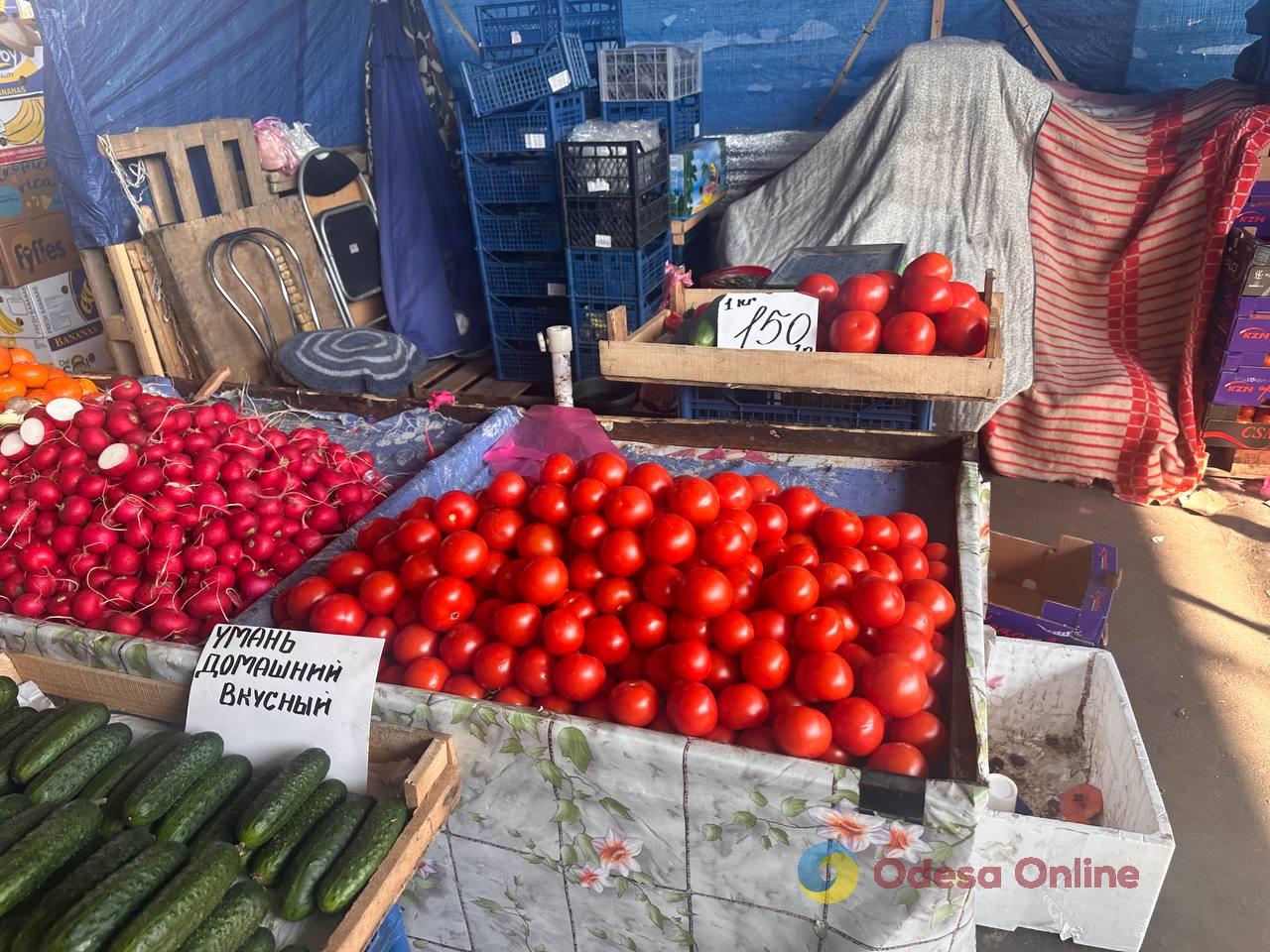 Синий лук, клубника и свинина: субботние цены на одесском «Привозе»