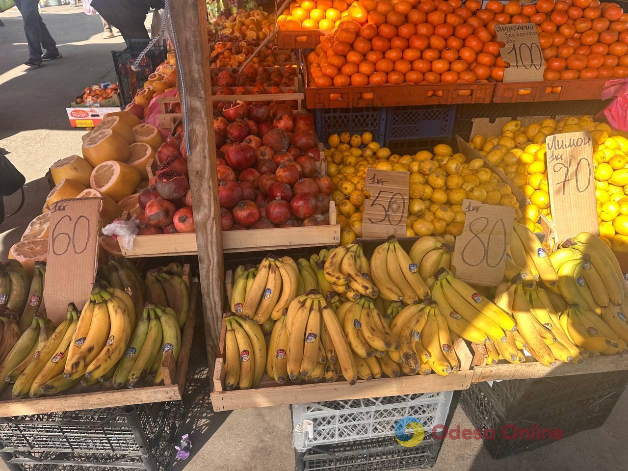 Синий лук, клубника и свинина: субботние цены на одесском «Привозе»