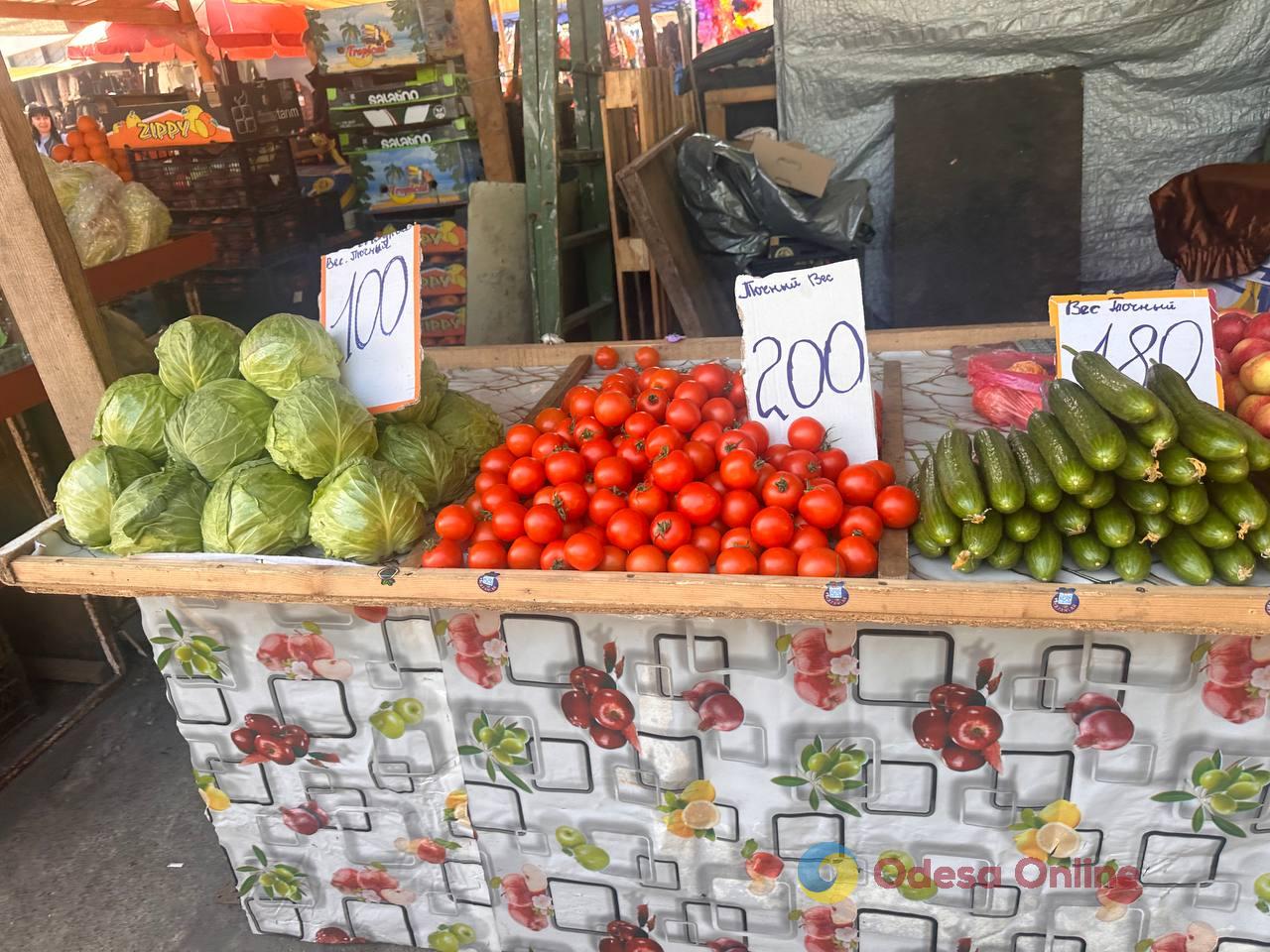 Синий лук, клубника и свинина: субботние цены на одесском «Привозе»