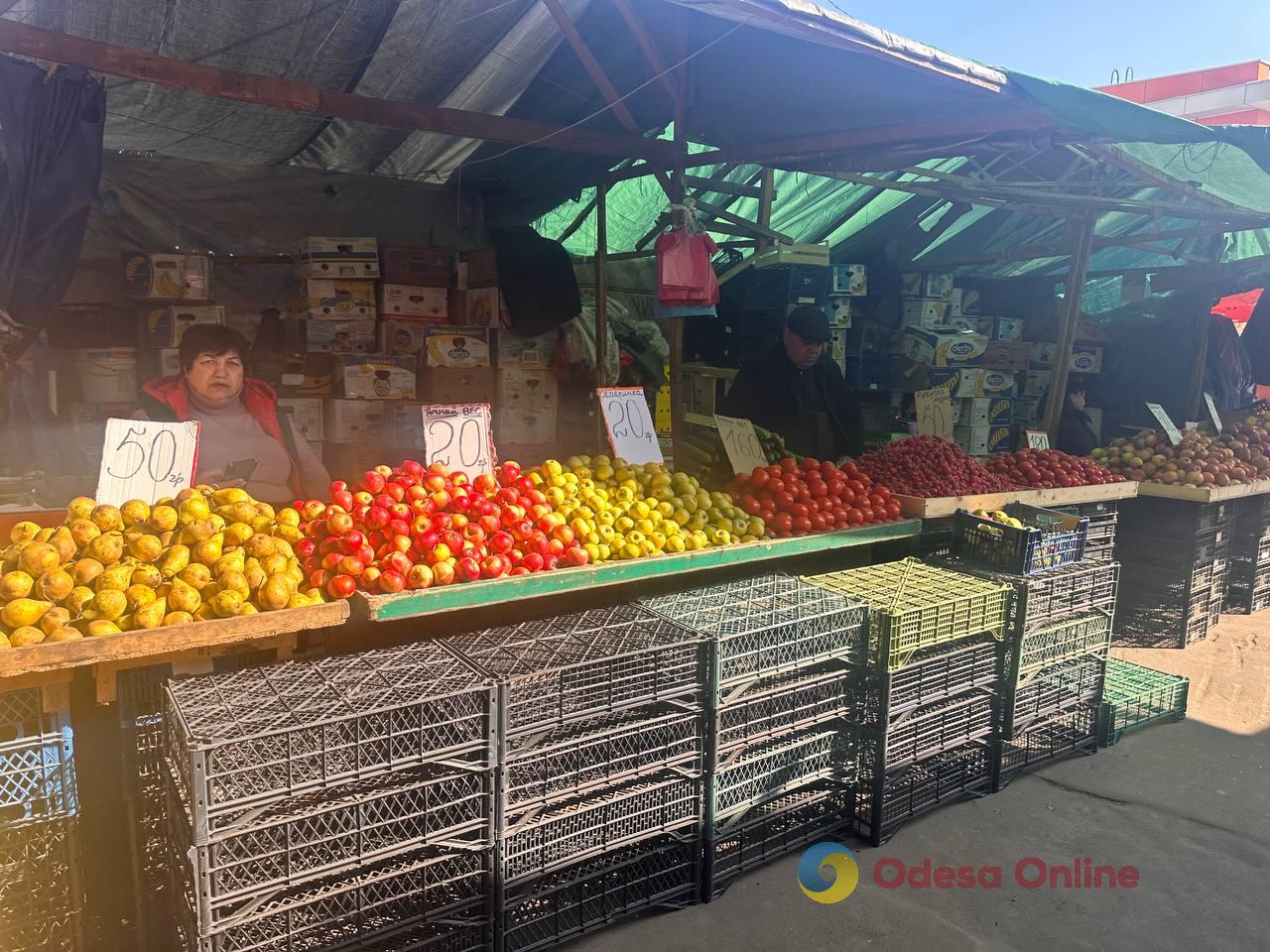 Синий лук, клубника и свинина: субботние цены на одесском «Привозе»