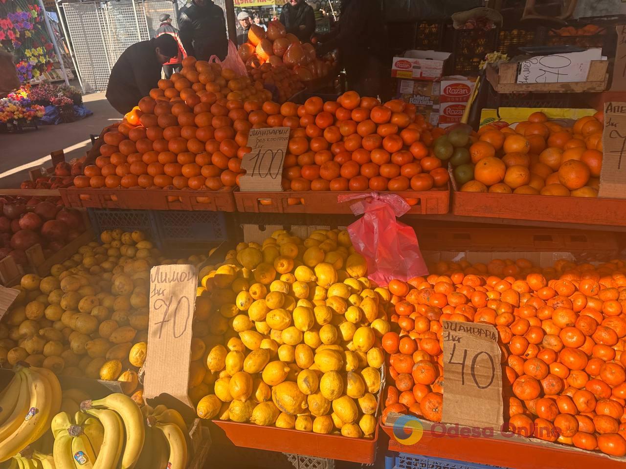 Синий лук, клубника и свинина: субботние цены на одесском «Привозе»