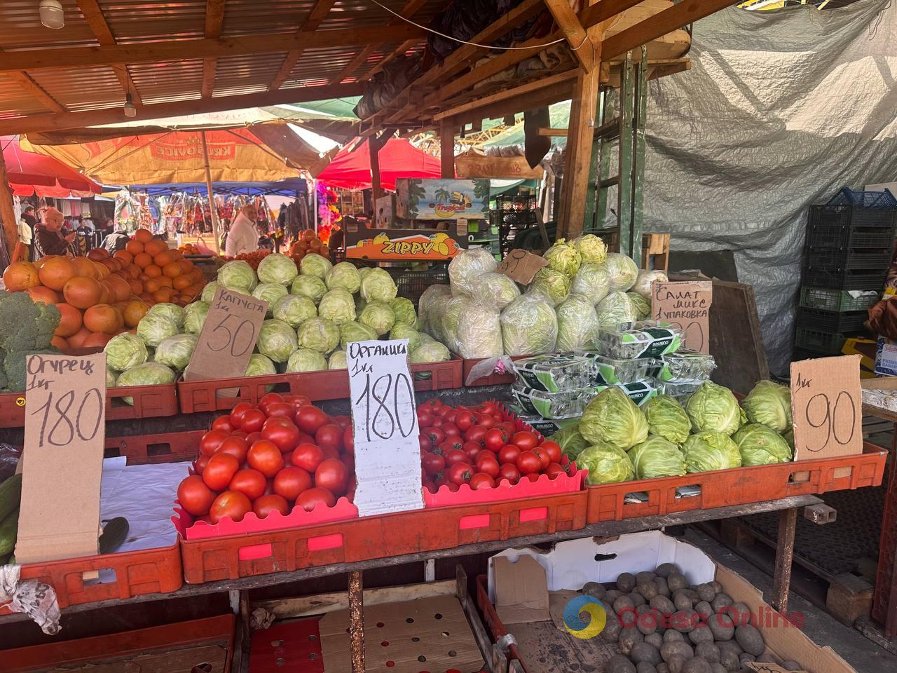 Синий лук, клубника и свинина: субботние цены на одесском «Привозе»