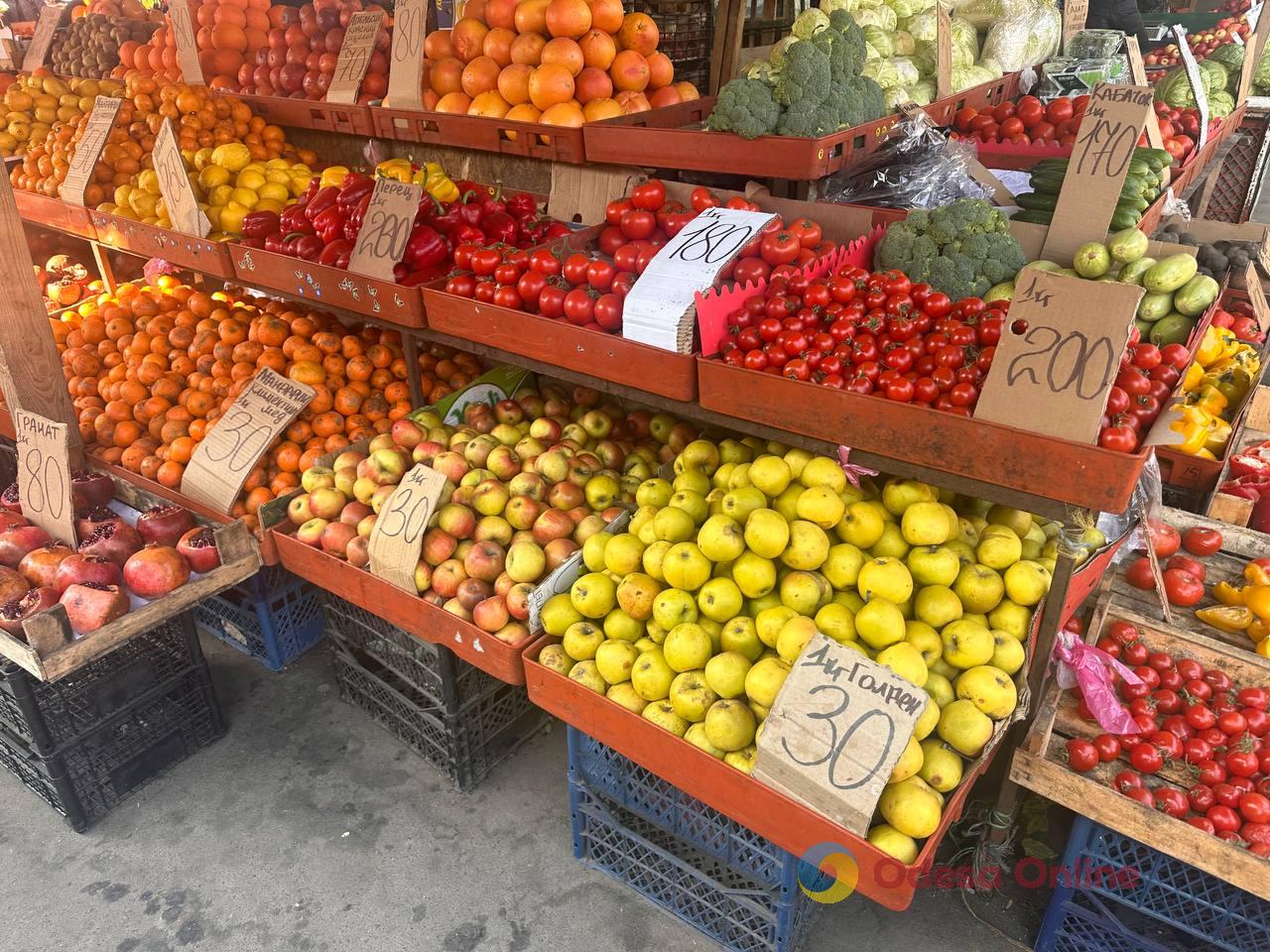 Синий лук, клубника и свинина: субботние цены на одесском «Привозе»