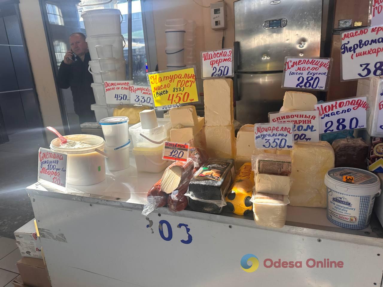 Синий лук, клубника и свинина: субботние цены на одесском «Привозе»