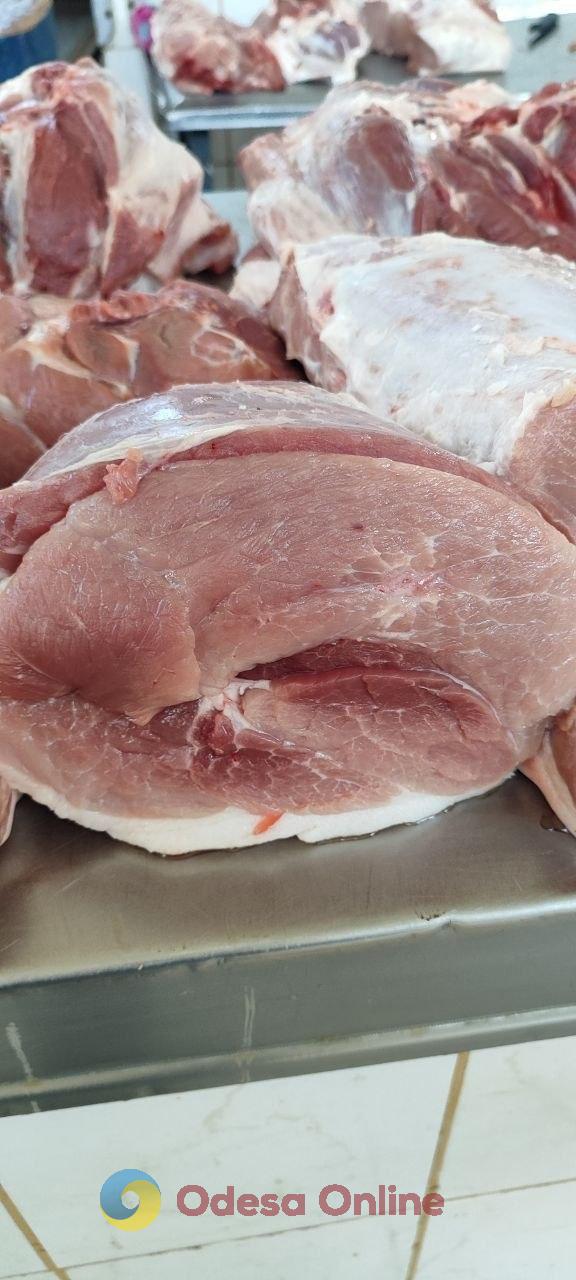 Синий лук, клубника и свинина: субботние цены на одесском «Привозе»