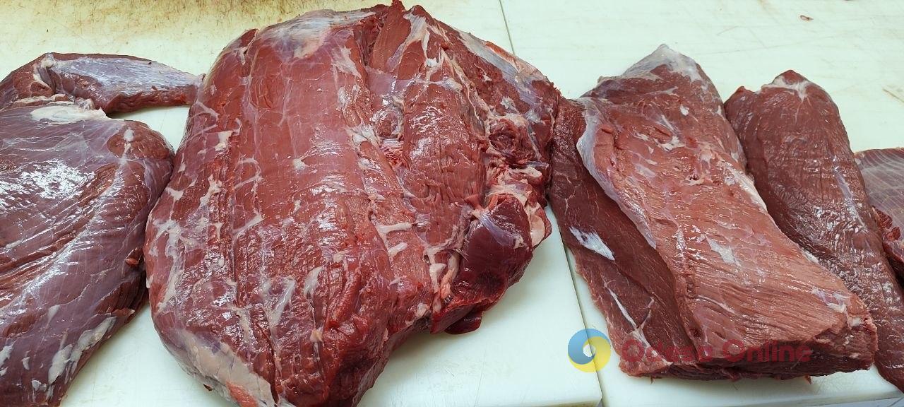 Синий лук, клубника и свинина: субботние цены на одесском «Привозе»