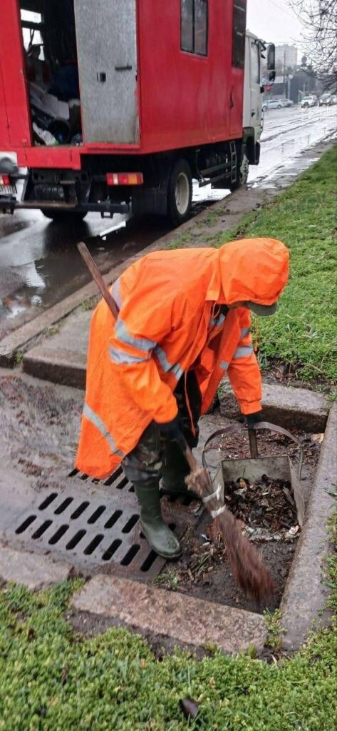 В Одесі розчищають дощоприймачі для запобігання підтопленням через негоду