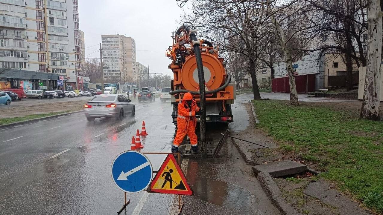 В Одесі розчищають дощоприймачі для запобігання підтопленням через негоду