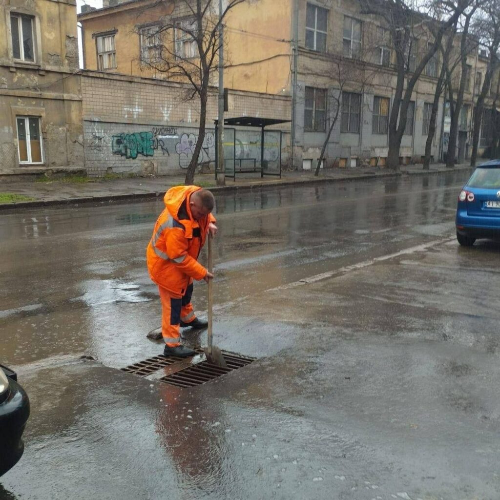 В Одесі розчищають дощоприймачі для запобігання підтопленням через негоду