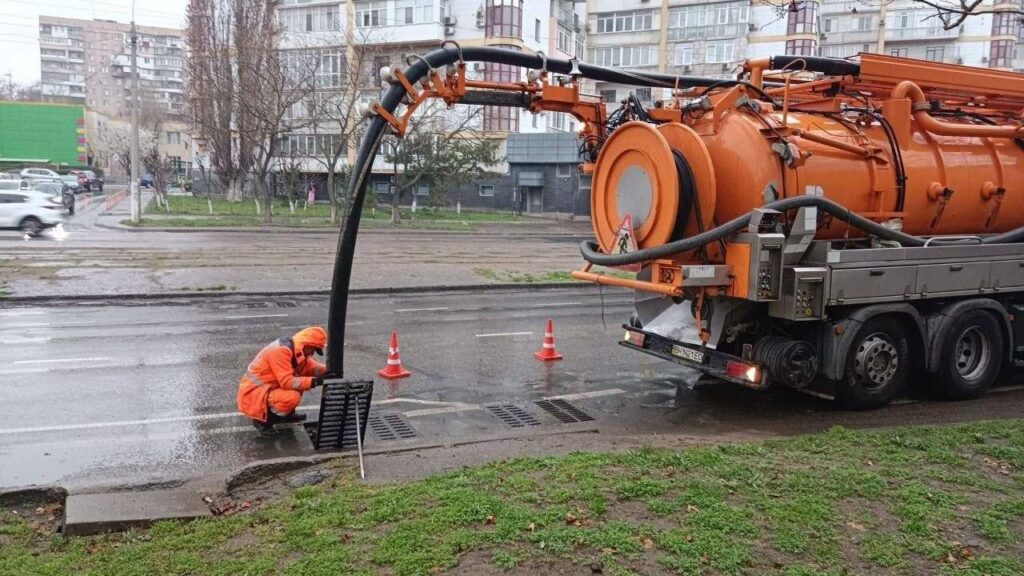В Одесі розчищають дощоприймачі для запобігання підтопленням через негоду