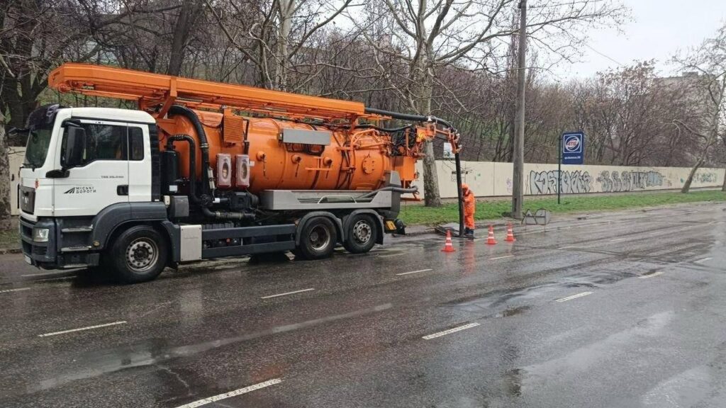 В Одесі розчищають дощоприймачі для запобігання підтопленням через негоду