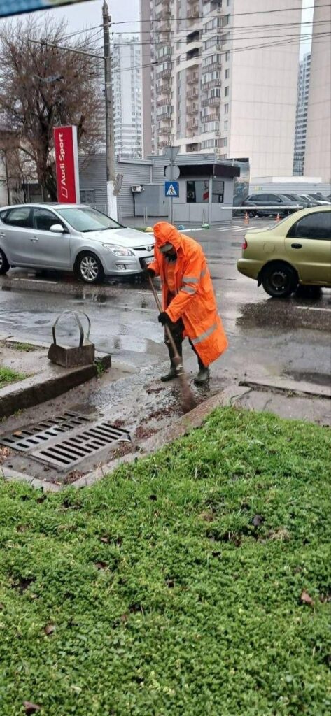 В Одесі розчищають дощоприймачі для запобігання підтопленням через негоду