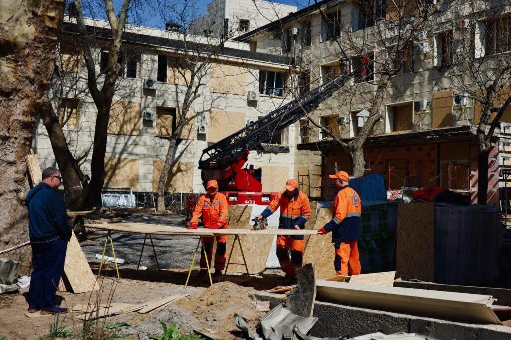 Более 500 поврежденных квартир: как Одесса приходит в себя после обстрела