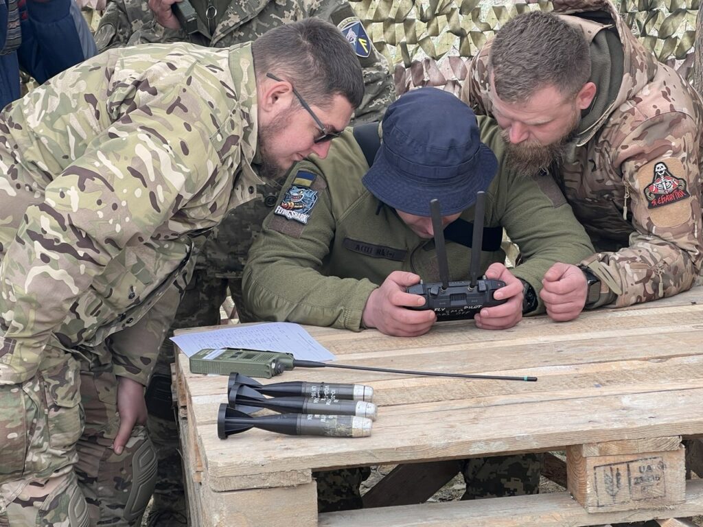 Коли дрон має обійти всі перешкоди: як оператори БПЛА 40-ї окремої бригади морської піхоти змагалися і вчилися не помилятися Коли дрон має обійти всі перешкоди: як оператори БПЛА 40-ї окремої бригади морської піхоти змагалися і вчилися не помилятися