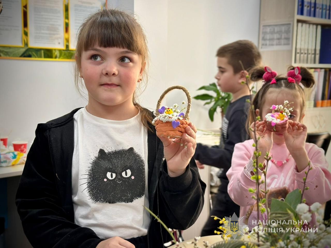 Одесские полицейские поддержали детей погибших коллег накануне Пасхи