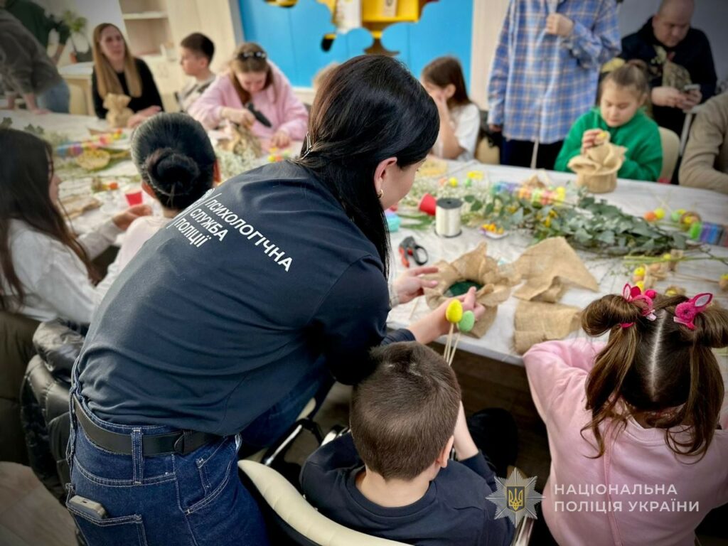 Одесские полицейские поддержали детей погибших коллег накануне Пасхи