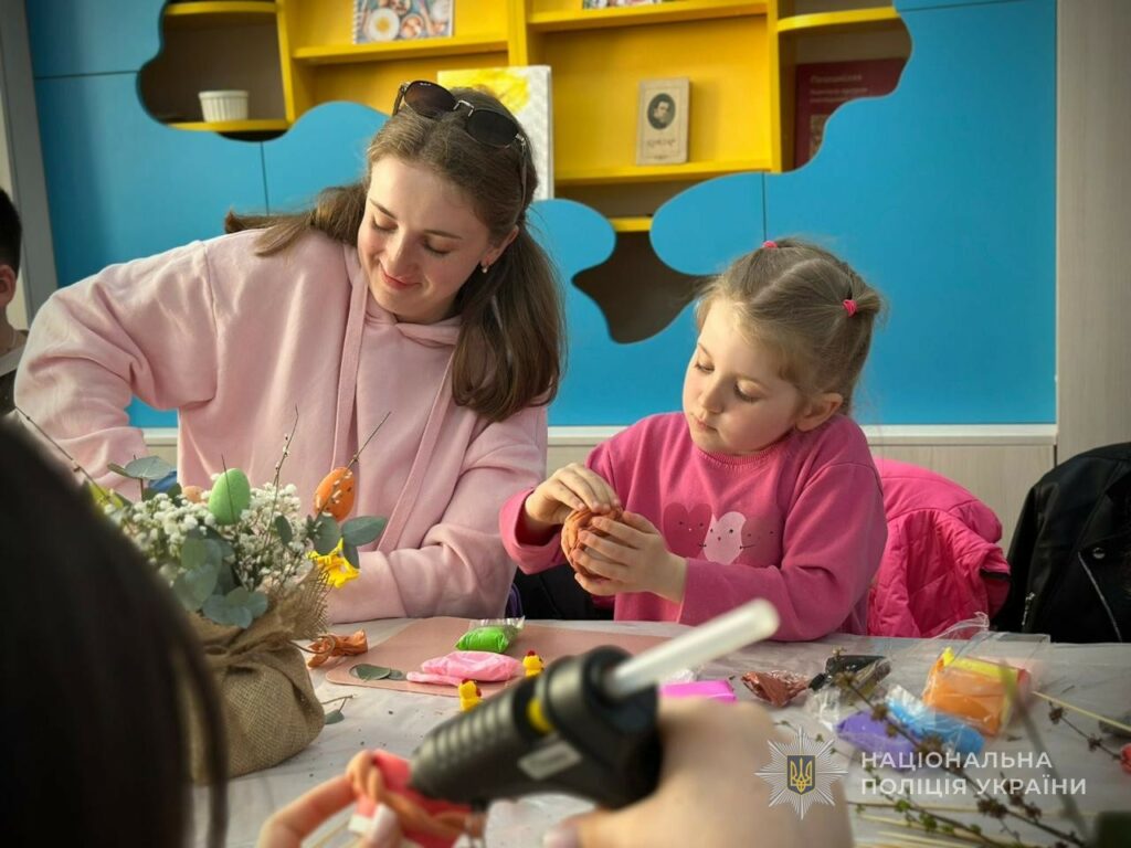 Одесские полицейские поддержали детей погибших коллег накануне Пасхи