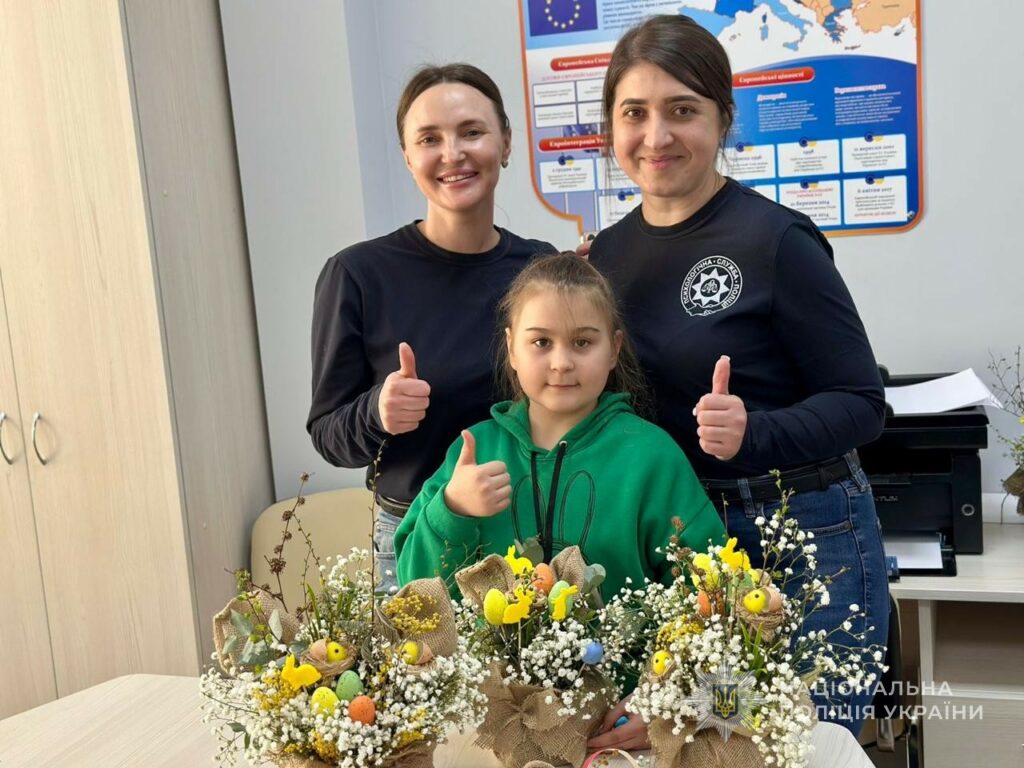 Одесские полицейские поддержали детей погибших коллег накануне Пасхи