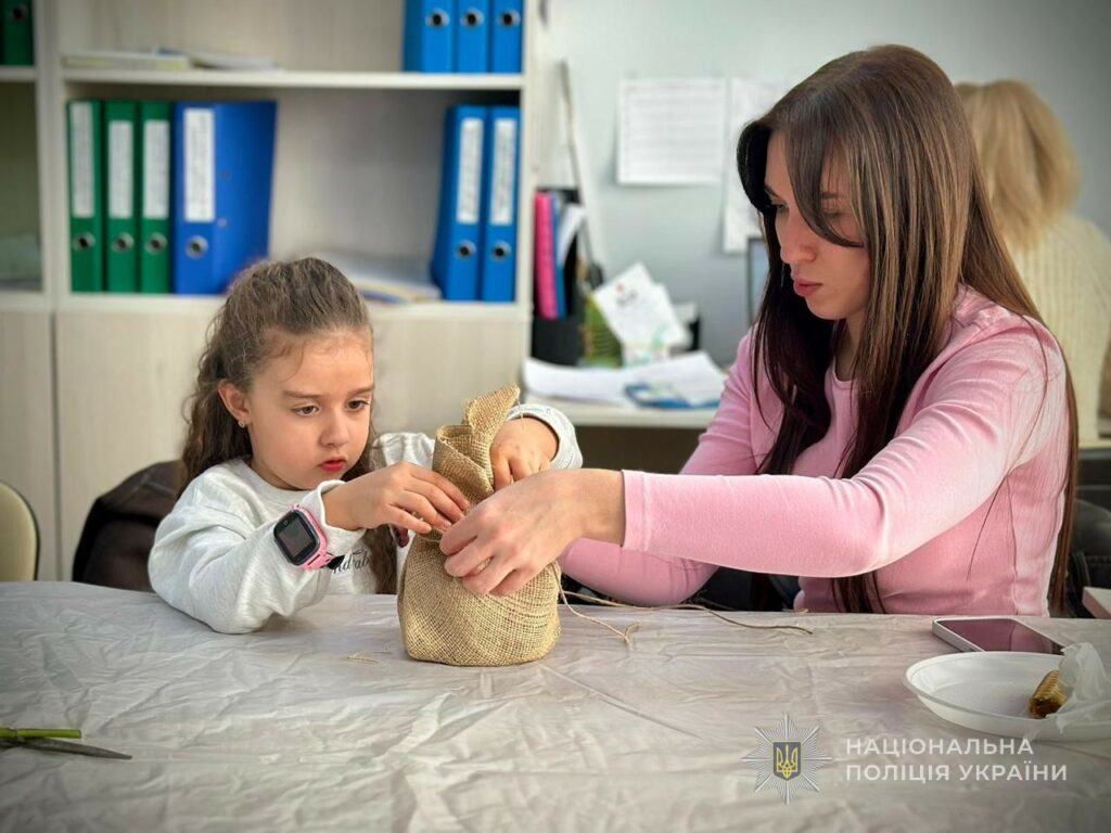 Одесские полицейские поддержали детей погибших коллег накануне Пасхи