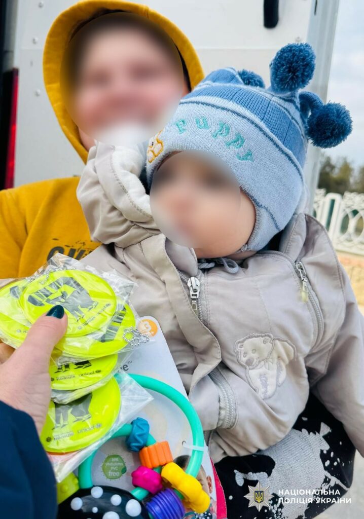 Із зони постійних обстрілів на Херсонщині евакуювали жінку з трьома дітьми Із зони постійних обстрілів на Херсонщині евакуювали жінку з трьома дітьми