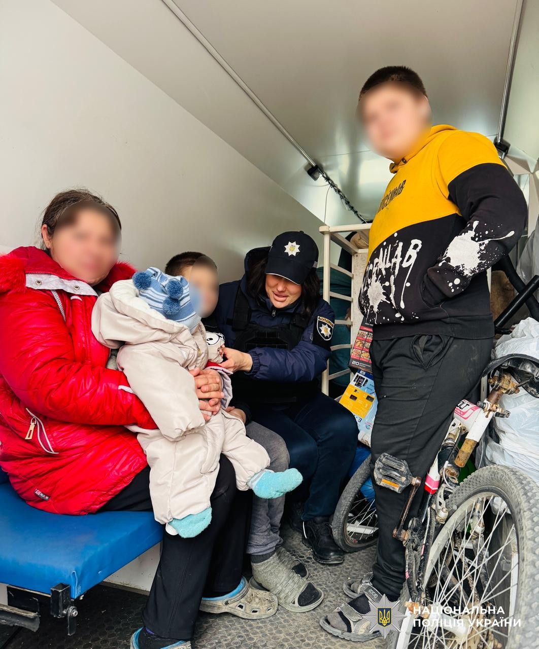 Із зони постійних обстрілів на Херсонщині евакуювали жінку з трьома дітьми Із зони постійних обстрілів на Херсонщині евакуювали жінку з трьома дітьми