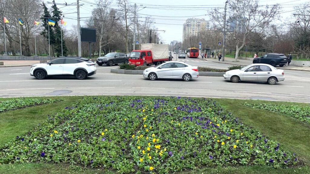 Квітковий Тризуб та морські хвилі: площу Десятого квітня в Одесі прикрашають до свята