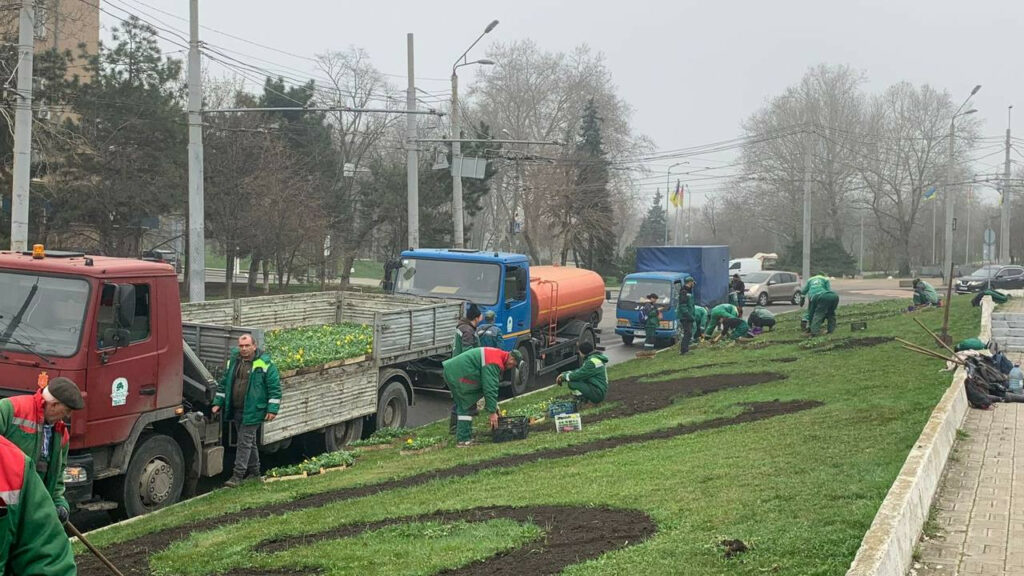 Квітковий Тризуб та морські хвилі: площу Десятого квітня в Одесі прикрашають до свята