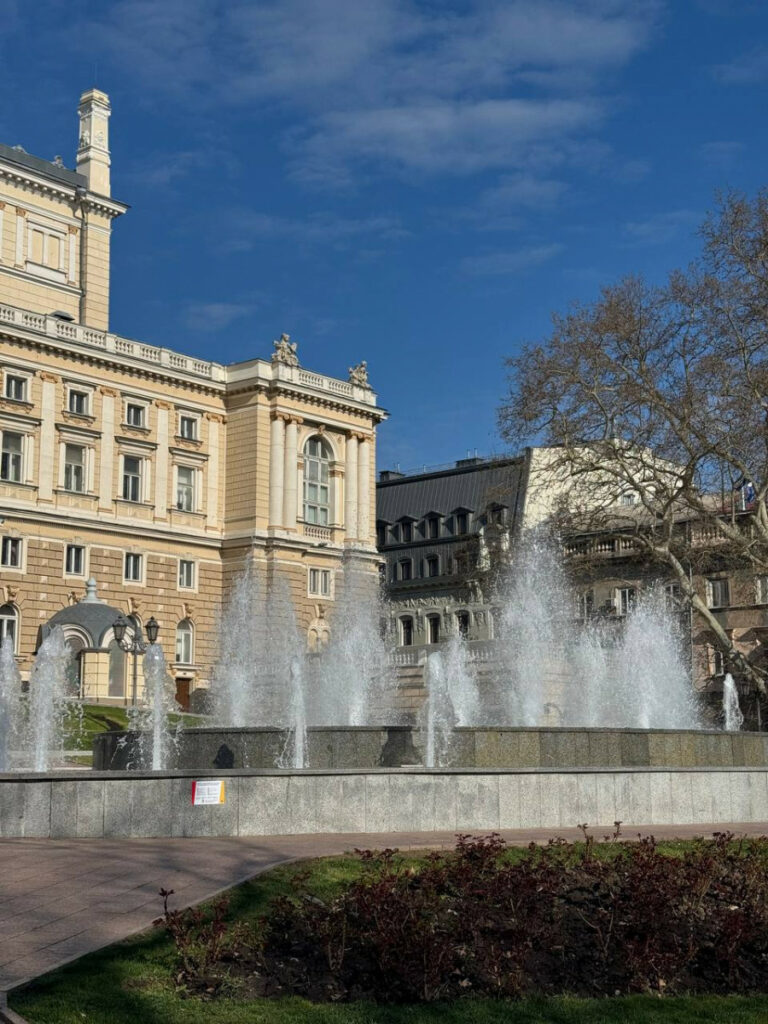Символ весенней Одессы: фотофакт запуска фонтана возле Оперного театра