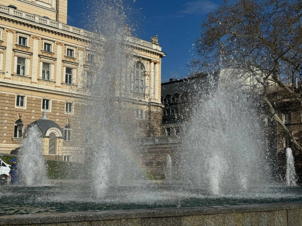 Символ весенней Одессы: фотофакт запуска фонтана возле Оперного театра