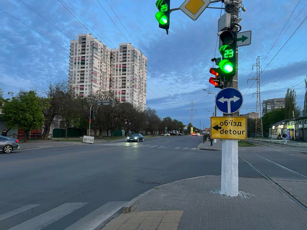 Одесса: из-за ремонта коллектора перекрыли движение на части Люстдорфской дороги