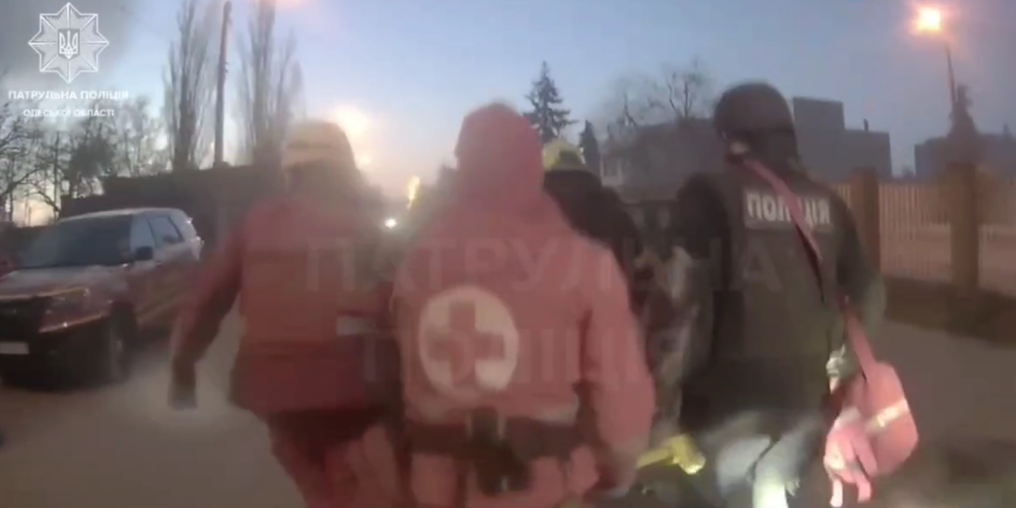Одеські патрульні рятували людей з-під завалів: відео евакуації після ворожої атаки Одеські патрульні рятували людей з-під завалів: відео евакуації після ворожої атаки