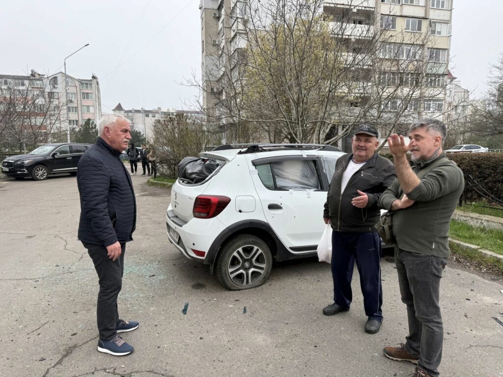 Наслідки атаки на Чорноморськ: пошкоджені будинки та автомобілі