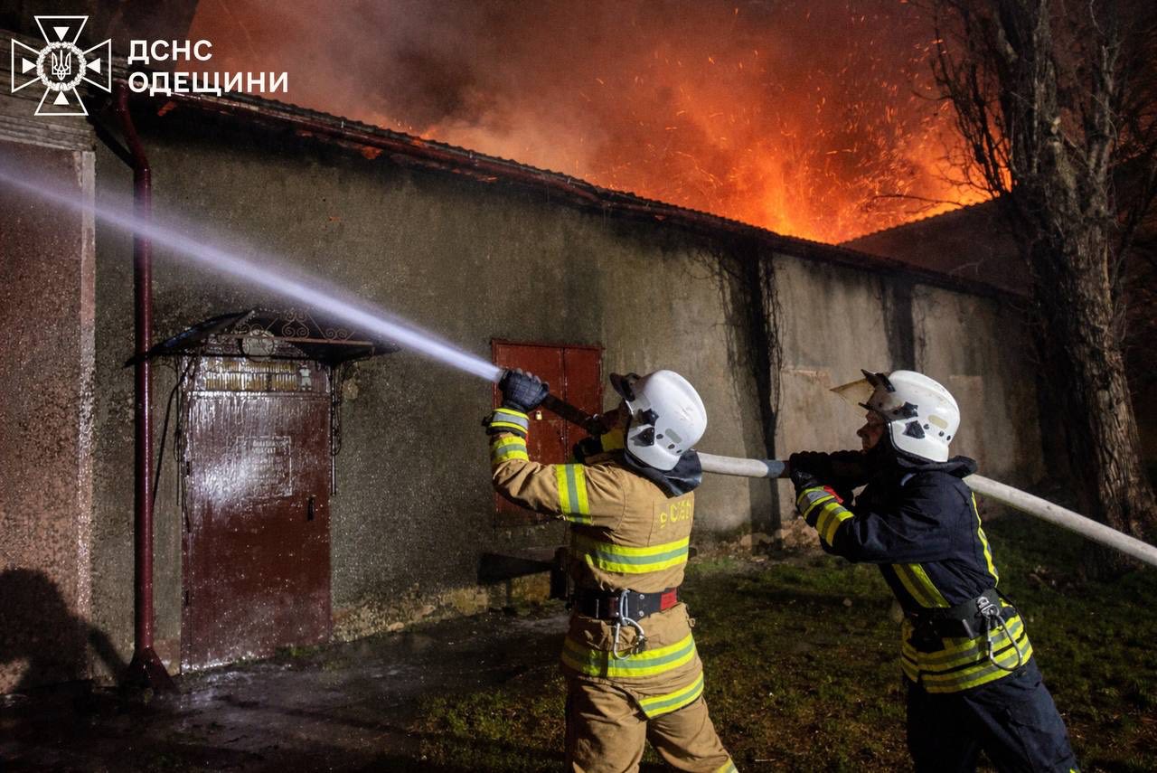 У Болградському районі на території ліцею гасили масштабну пожежу (фото)