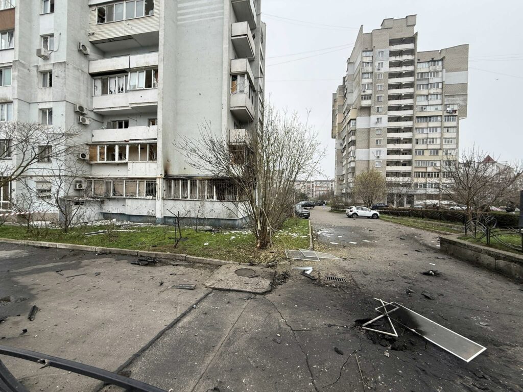 Наслідки атаки на Чорноморськ: пошкоджені будинки та автомобілі