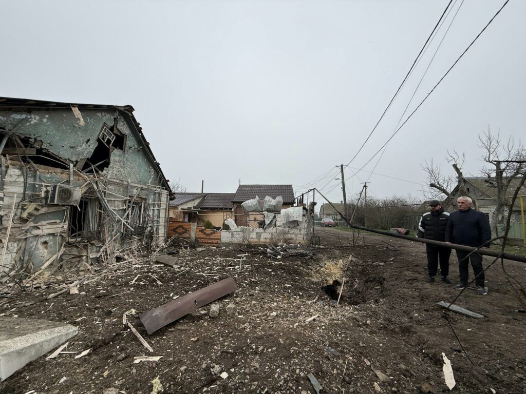 Наслідки атаки на Чорноморськ: пошкоджені будинки та автомобілі