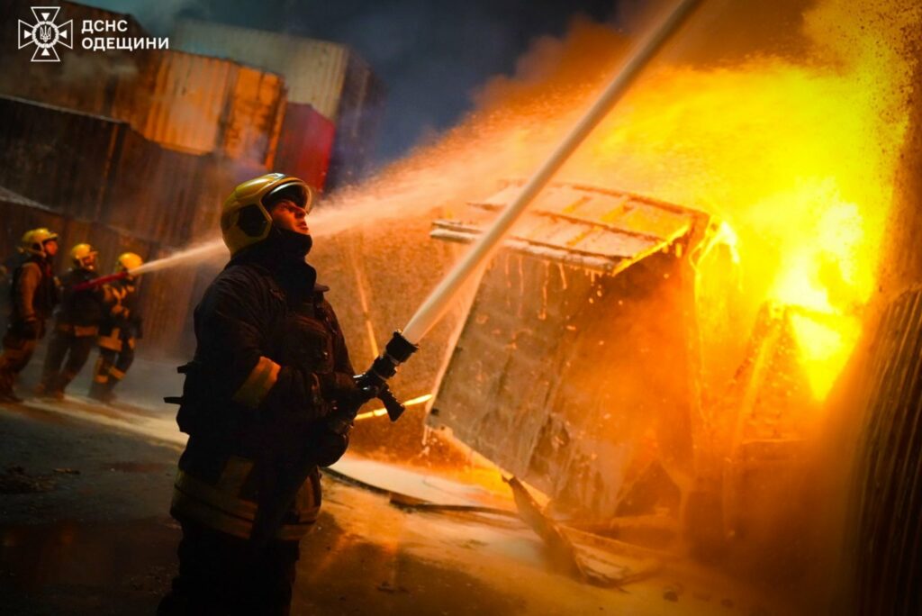 Нічна атака на Одещину: рятувальники ліквідували масштабну пожежу в порту